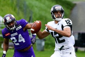 Vikings DB #24 Andrew Spencer bringt Dragons QB #12 Chad Jeffries unter Druck