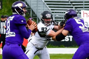 Dragons DL #97 Bernhard Mosor mit dem Auge auf Vikings QB #8 Austin Herink