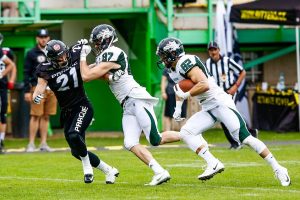 Dragons WR #87 Clemens Hareter blockt WR #82 Felix Reisacher den Weg frei