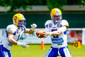 Giants QB #6 Jake Kennedy mit dem Hand-off zu RB #1 Alexander Sanz