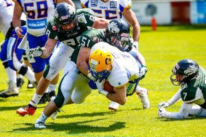 Dragons LB #51 JunJie Gao am Tackle