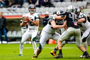 Dragons QB #12 Chad Jeffries, beschutzt von seinem RT #55 Mike Janda